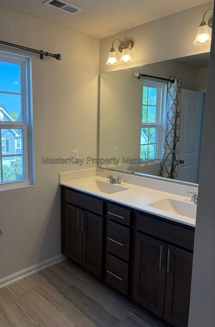 Spacious 4 Bedroom Townhome Located In Apex NC!!! property image