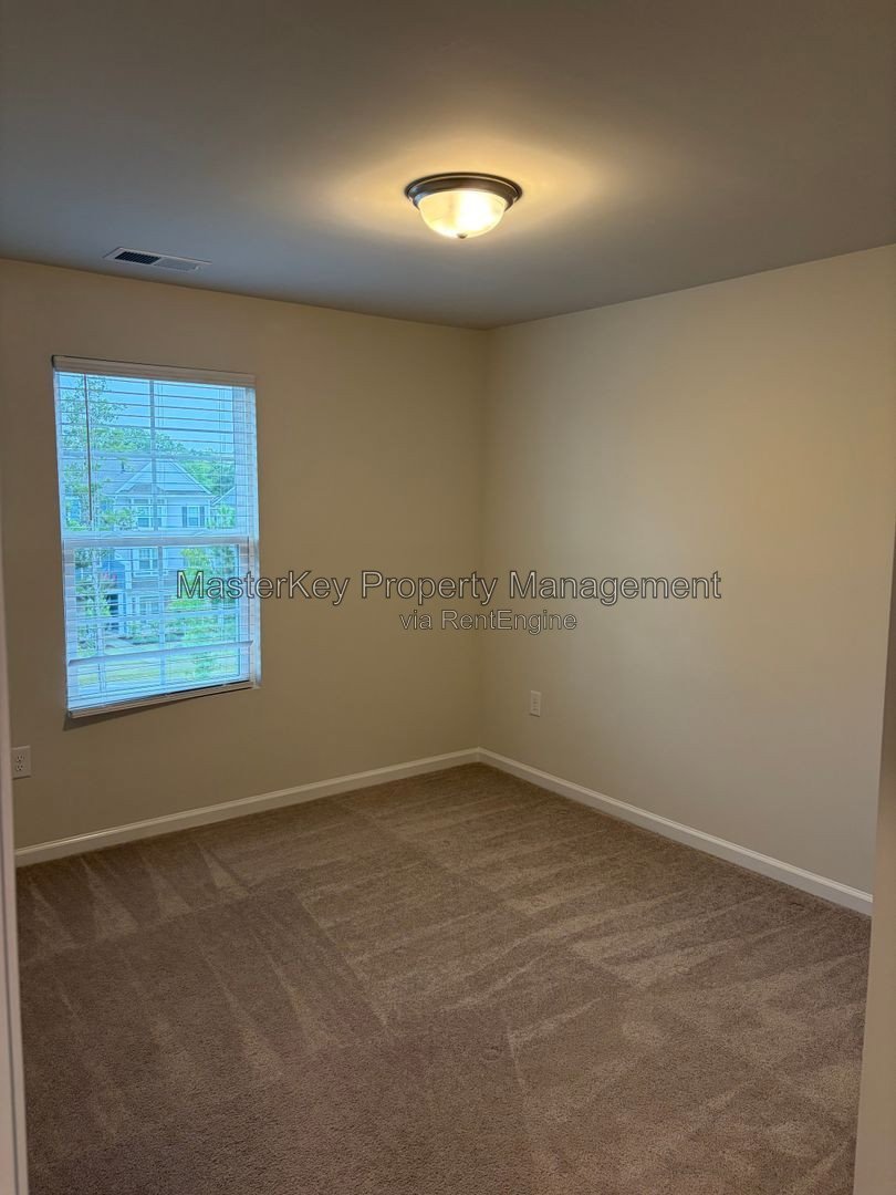 Spacious 4 Bedroom Townhome Located In Apex NC!!! property image