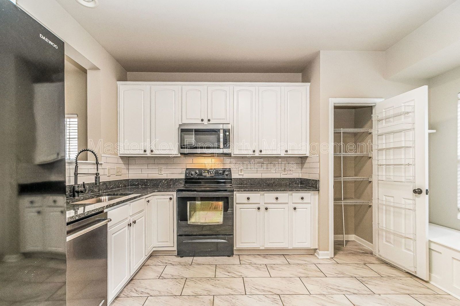 End Unit 3 Bedroom Townhome in Apex! property image