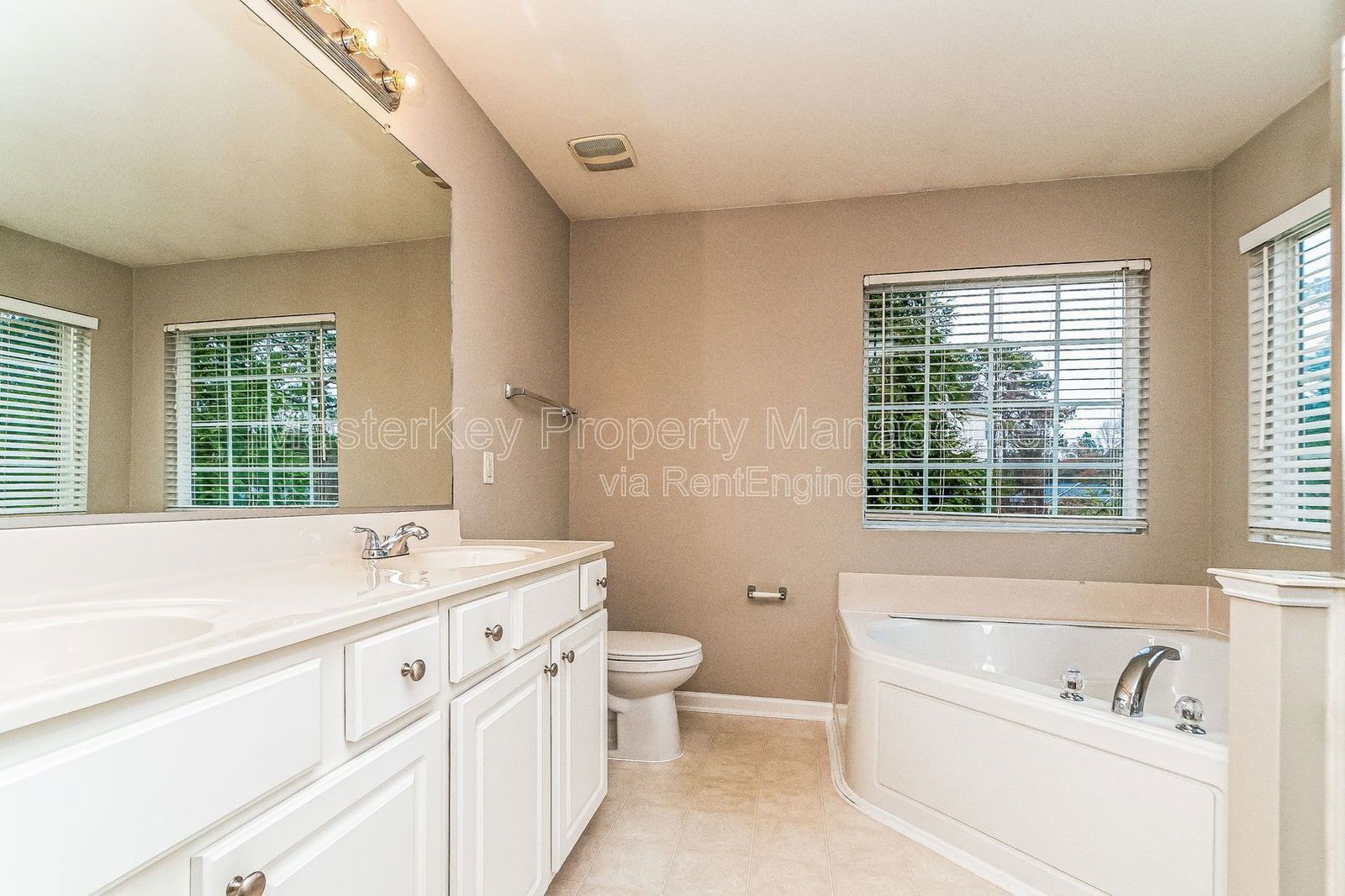 End Unit 3 Bedroom Townhome in Apex! property image