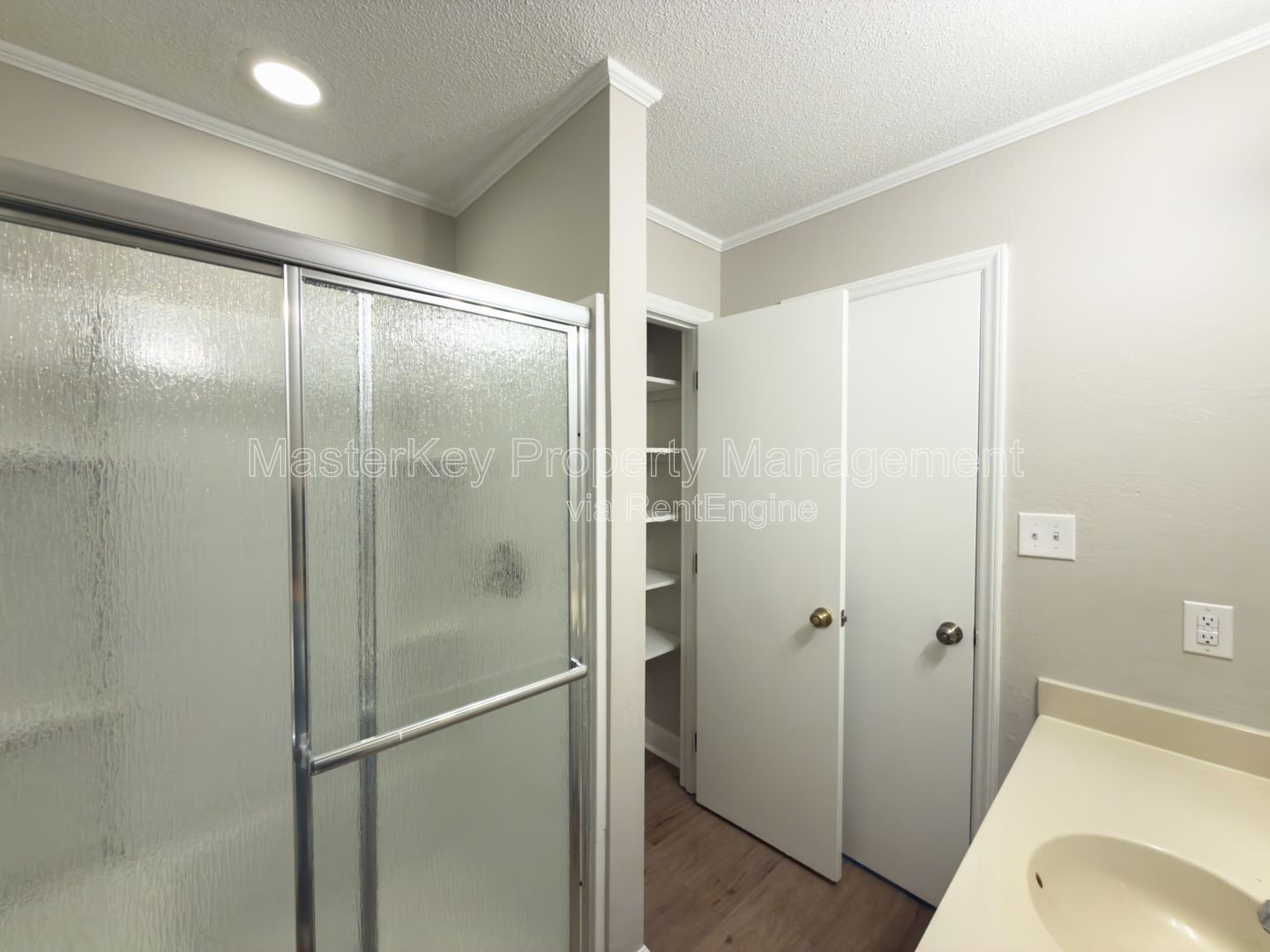 Comfortable 3 Bedroom Townhouse in North Hills! property image