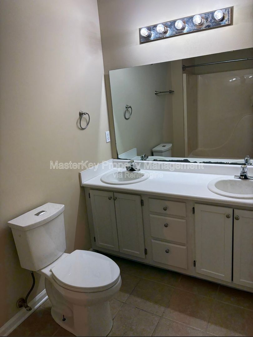 Spacious 3 Bedroom Single Family Located In Fuquay!!! property image