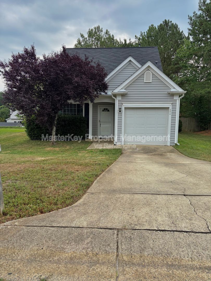 Spacious 3 Bedroom Single Family Home Located In Fuquay!!! property image