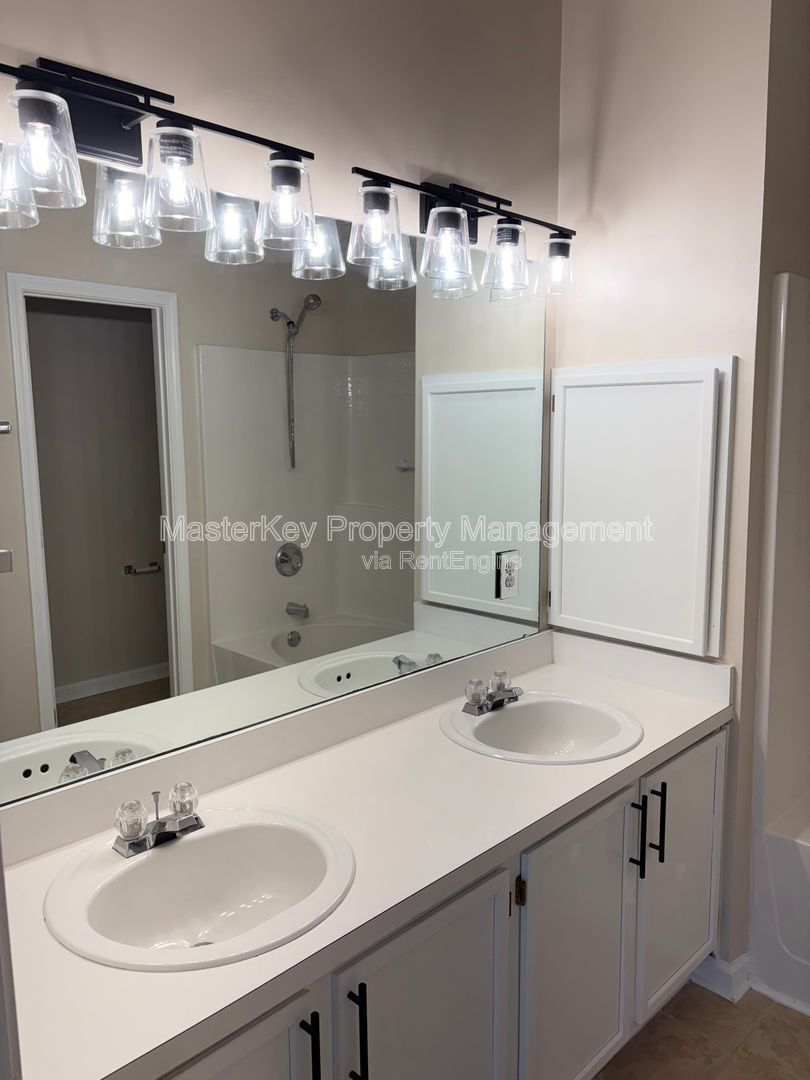 Spacious 3 Bedroom Single Family Home Located In Fuquay!!! property image